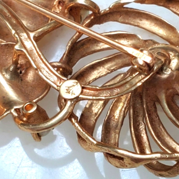 Vintage 14K Yellow Gold DescriptionThis stunning anti Flower Brooch Marked 14k - Picture 6 of 10